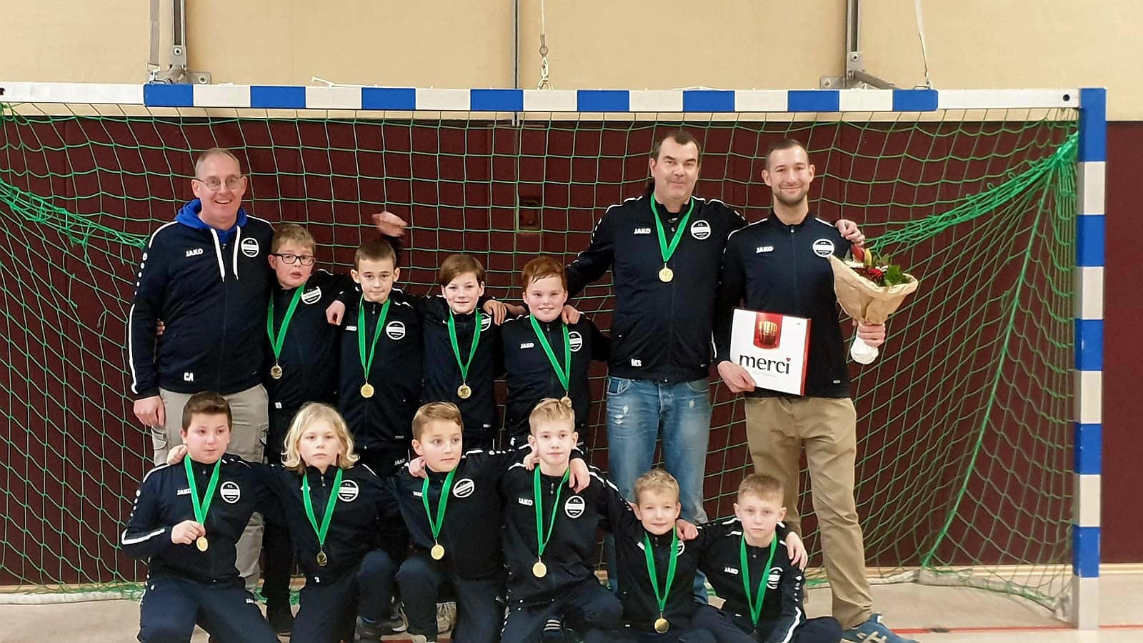 Sponsoring Trainingsanzüge Fußballmannschaft vor Tor