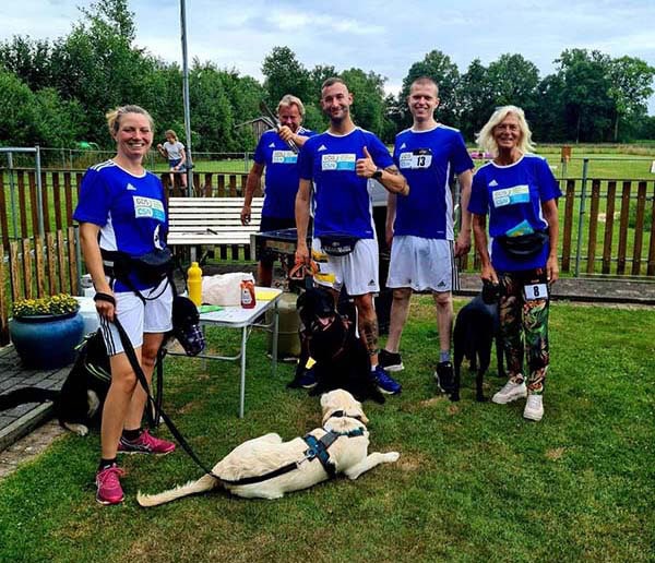 Fußballmannschaft mit Hunden