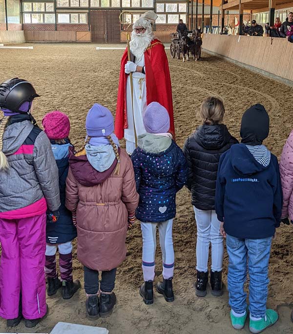 Nikolaus in Reithallte mit Kindern